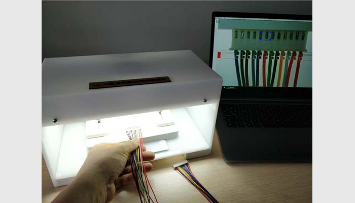 線(xiàn)束生產(chǎn)中需按指定顏色來(lái)排列線(xiàn)序。人工判別常因眼睛疲勞而產(chǎn)生錯(cuò)檢或漏檢。線(xiàn)序自動(dòng)檢測(cè)儀利用機(jī)器視覺(jué)技術(shù)，通過(guò)萬(wàn)深智能算法來(lái)對(duì)比預(yù)設(shè)參數(shù)，判定是否符合預(yù)設(shè)標(biāo)準(zhǔn)，自動(dòng)識(shí)別線(xiàn)束顏色順序并標(biāo)記輸出，100%保證無(wú)錯(cuò)位產(chǎn)品流出。